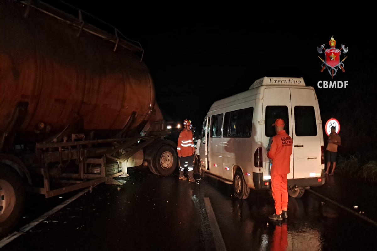 Colisão entre van e carreta deixa 9 pessoas feridas na BR-020
