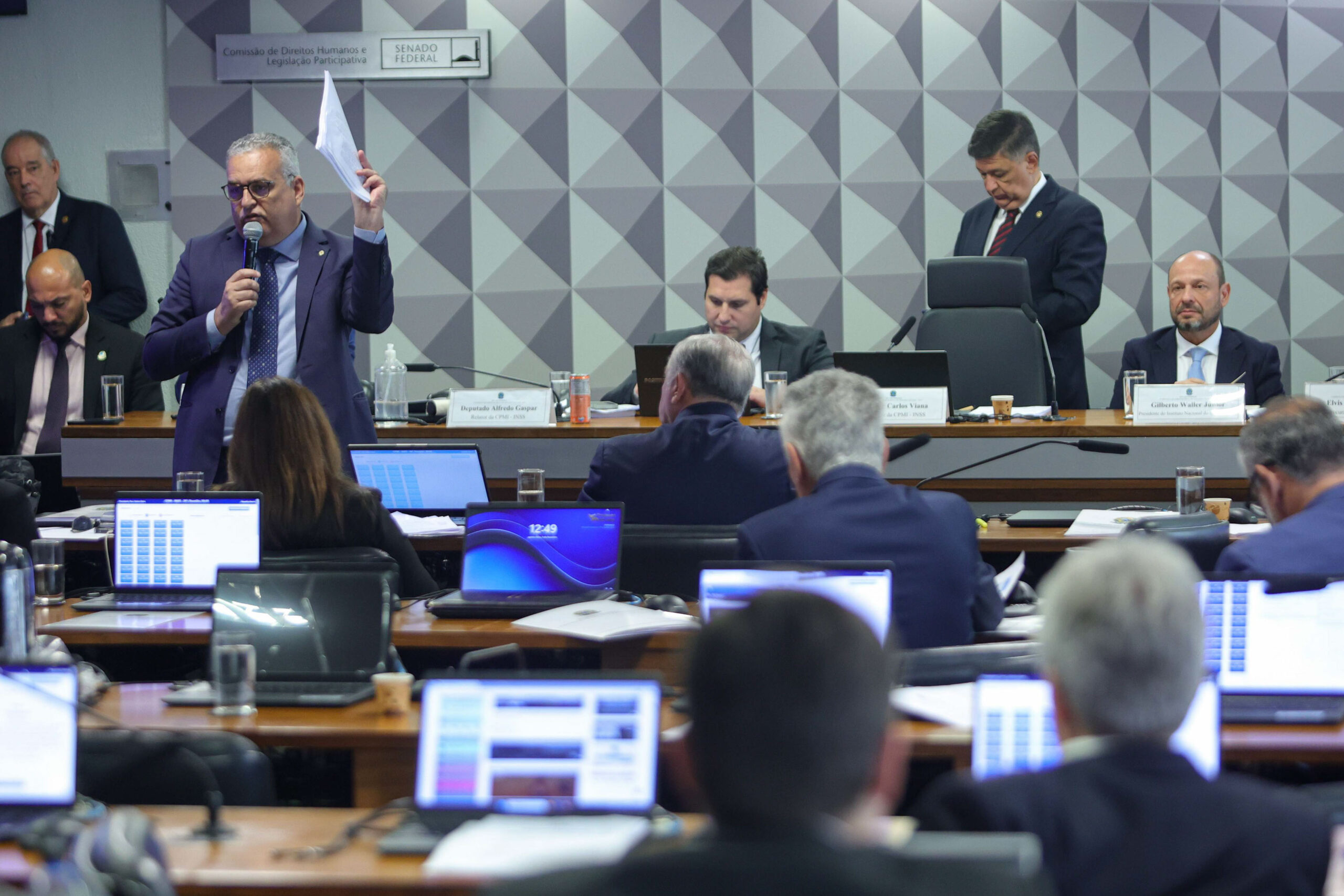 Após desistência de Vorcaro, CPMI escala esposa de assessor da Conafer
