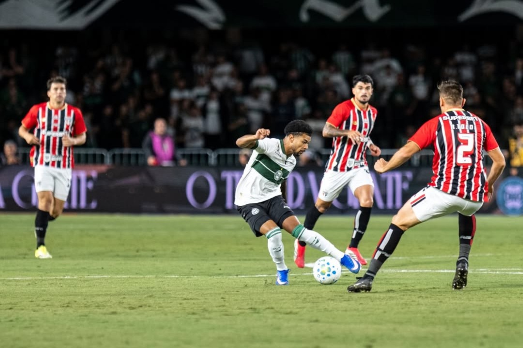 Brasileirão: fora de casa, São Paulo vence Coritiba e segue invicto