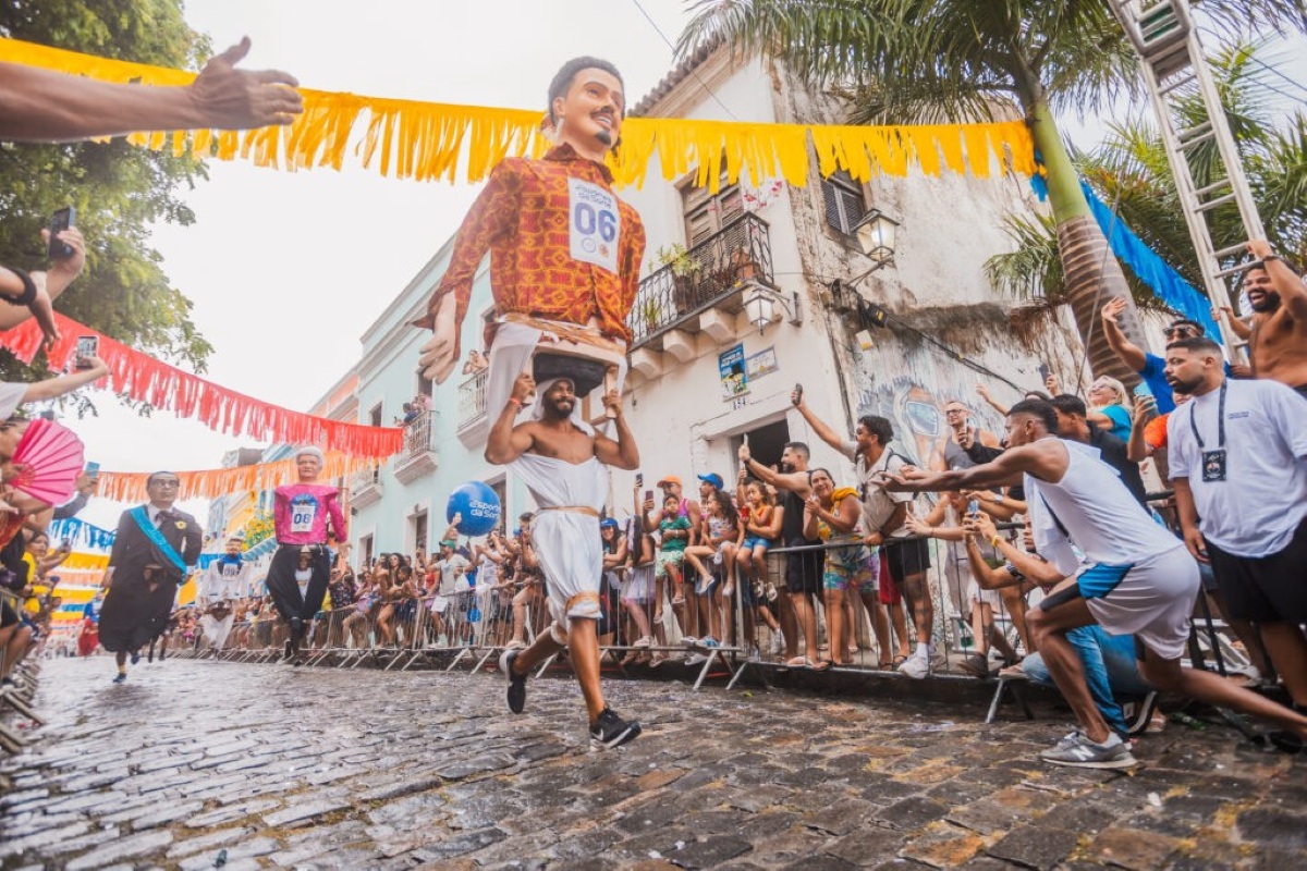 Tradicional corrida dos bonecos gigantes de Olinda desafia chuva. Vídeo