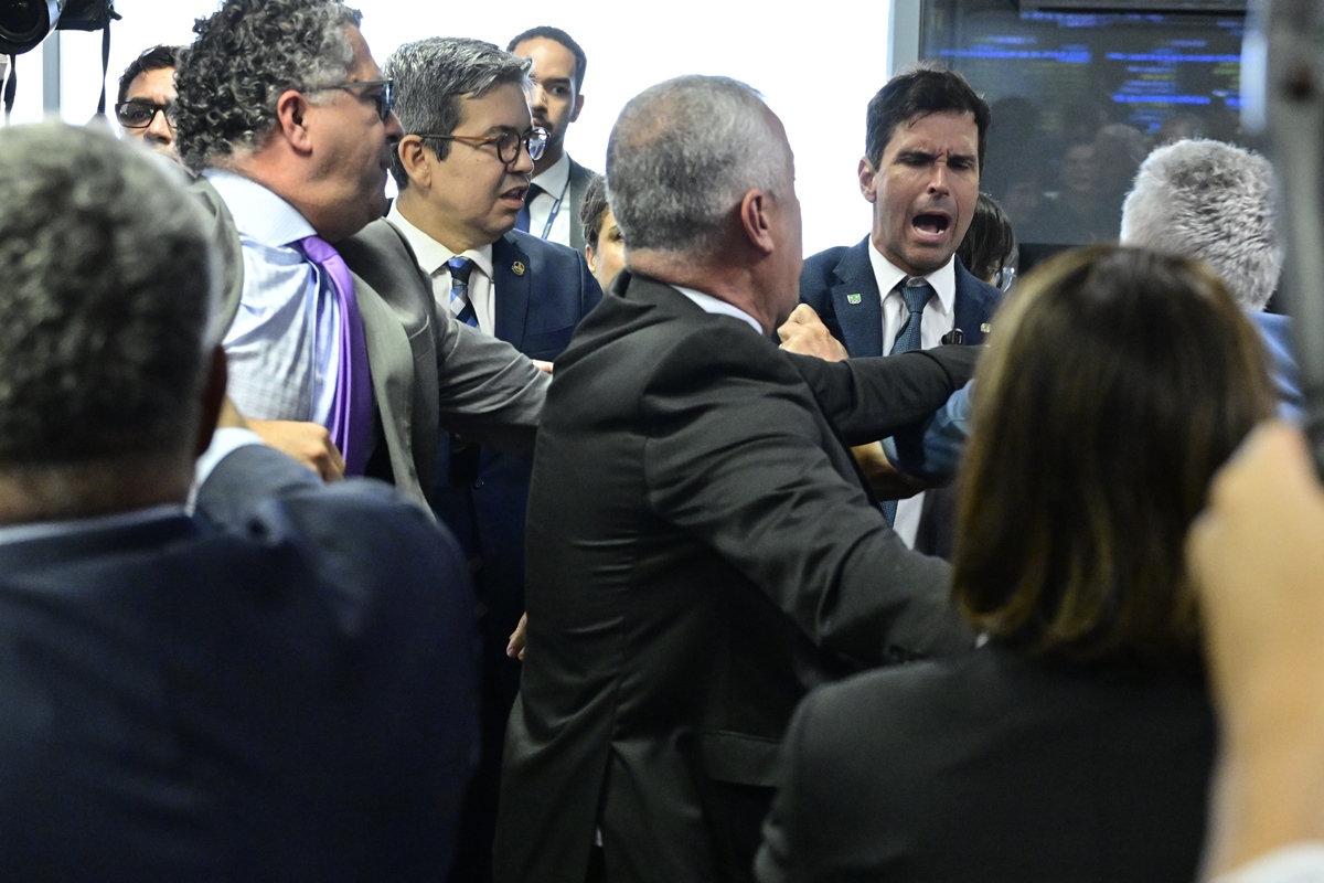 Imagens mostram briga após aprovação da quebra de sigilo de Lulinha. Veja vídeo