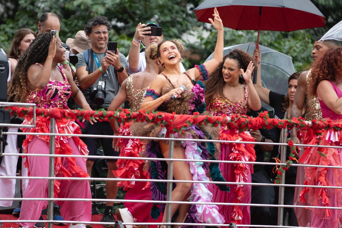 Daniela Mercury encerra pós-Carnaval agitando 2 milhões na Consolação