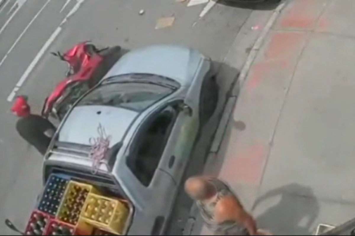 Briga de trânsito: grávida é presa após atropelar motociclista em SP. Veja vídeo
