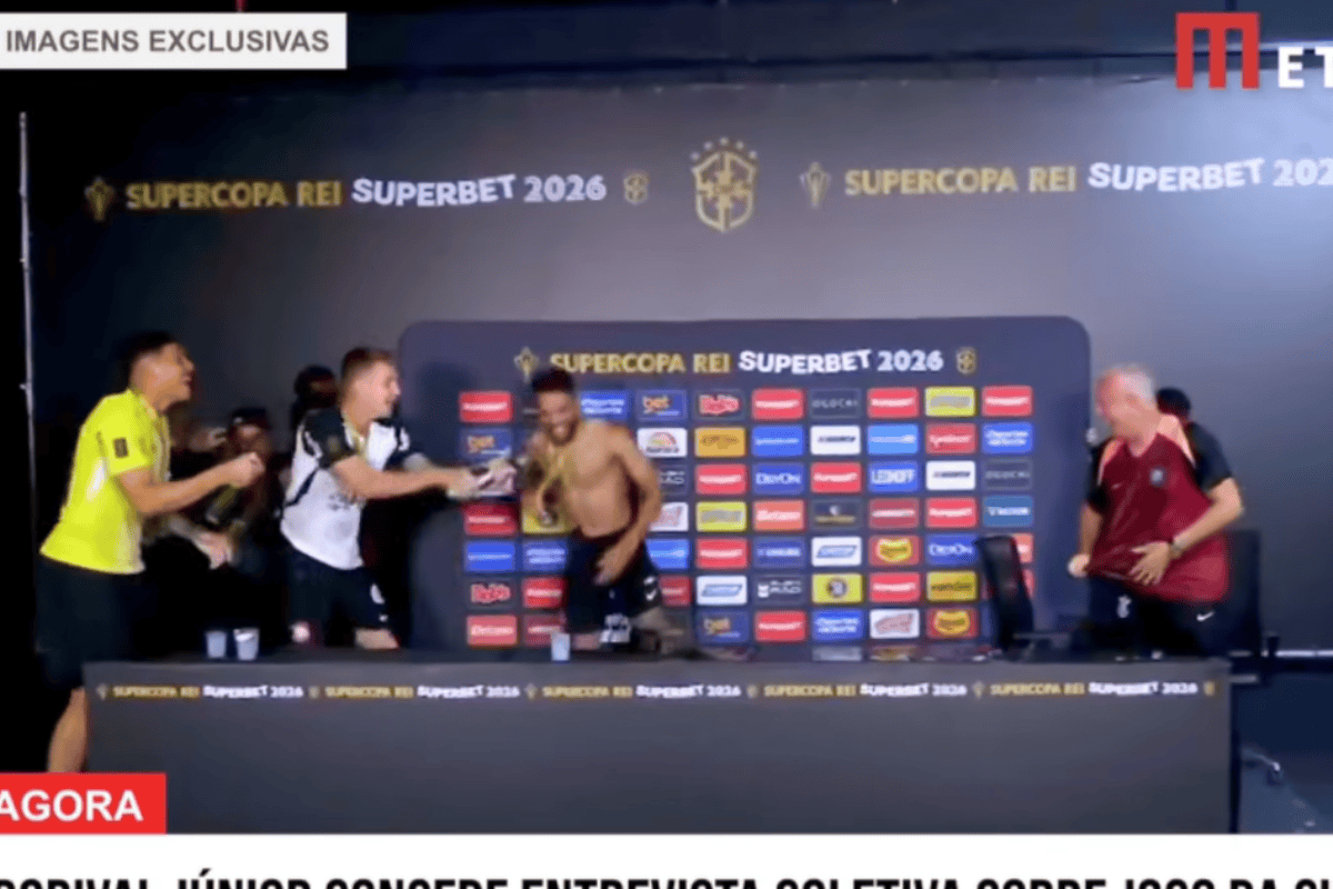 Dorival Júnior toma banho de gelo após conquista da Supercopa. Confira o vídeo