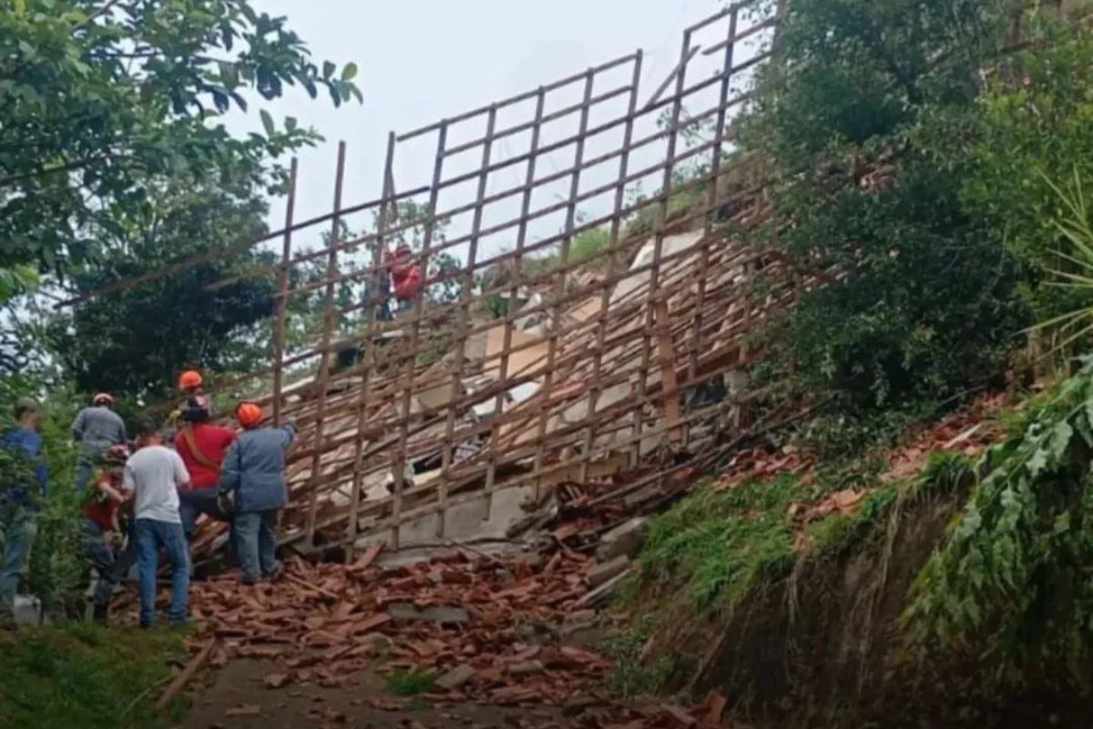 Homem desaparece após barranco desabar sobre casa no interior de SP