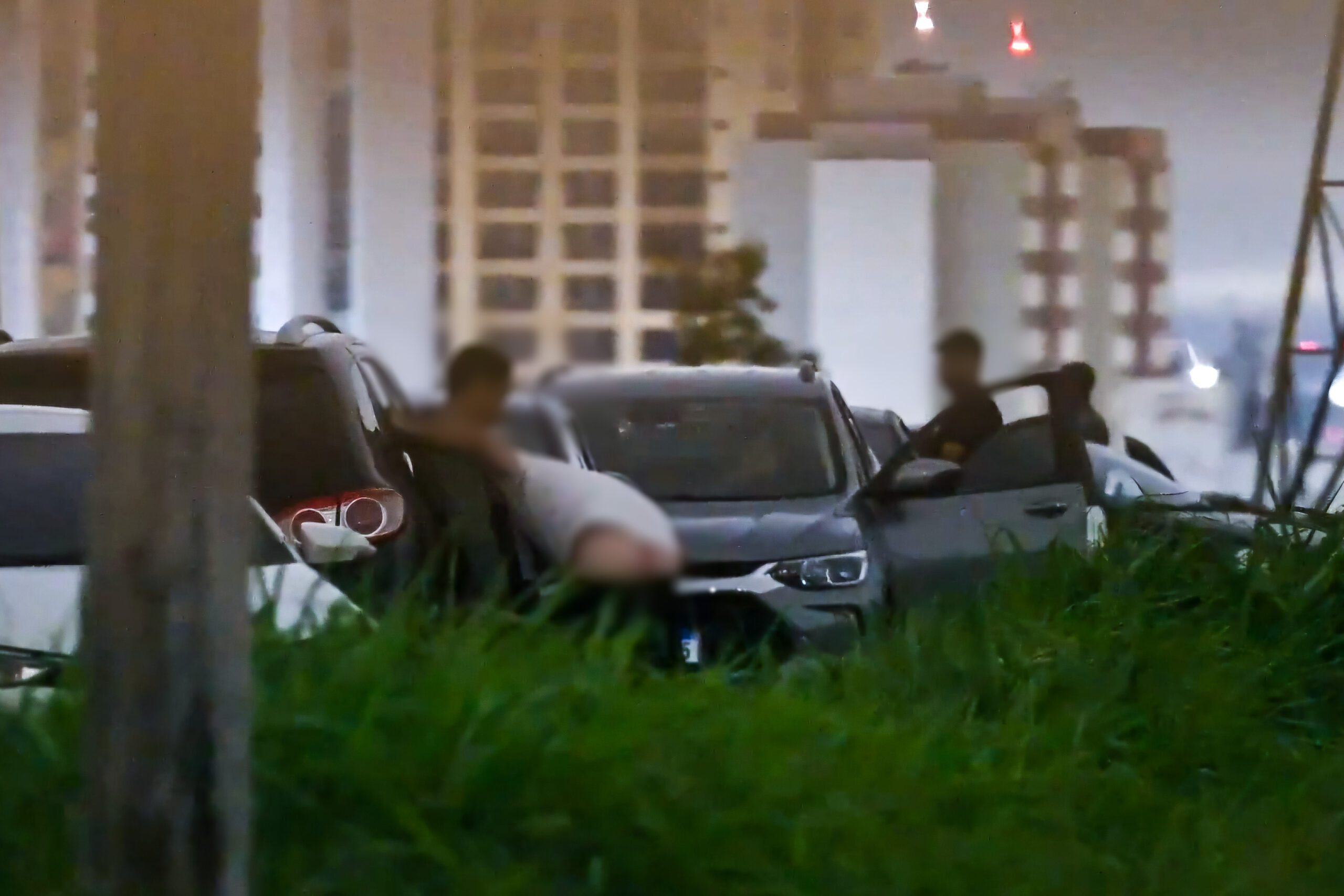 Empina, toma e mama: fila do "bumbum guloso" ferve atrás de atacadão no DF. Veja vídeo