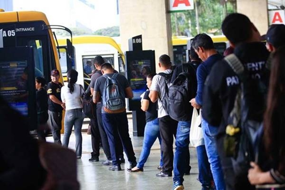 Ônibus quebrado e sujo: passageiros reclamam do transporte no Entorno. Veja vídeo
