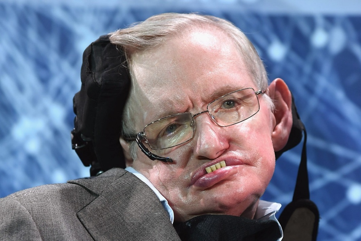 Arquivos Epstein expõem foto de Stephen Hawking cercado de mulheres