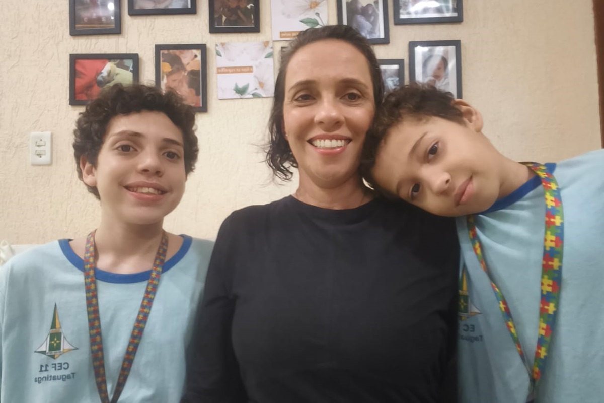 Sem poder ir para escola, aluno autista passa madrugada de uniforme