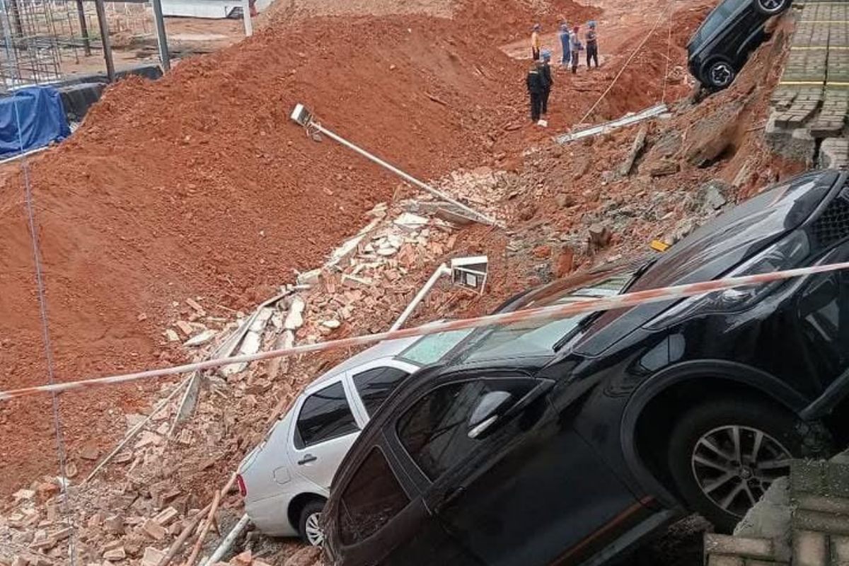 Carros são "engolidos" após muro desabar em obra da Prefeitura de SP. Vídeo