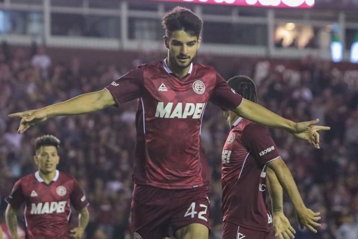 Jogador do Palmeiras comemora título do Lanús contra o Flamengo