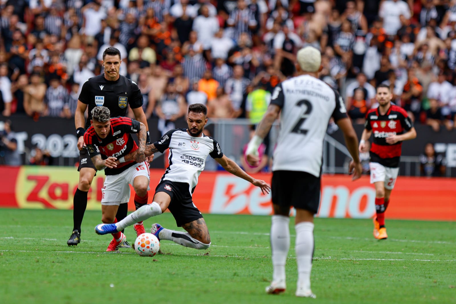 CBF explica expulsão de Carrascal na volta do intervalo; leia nota