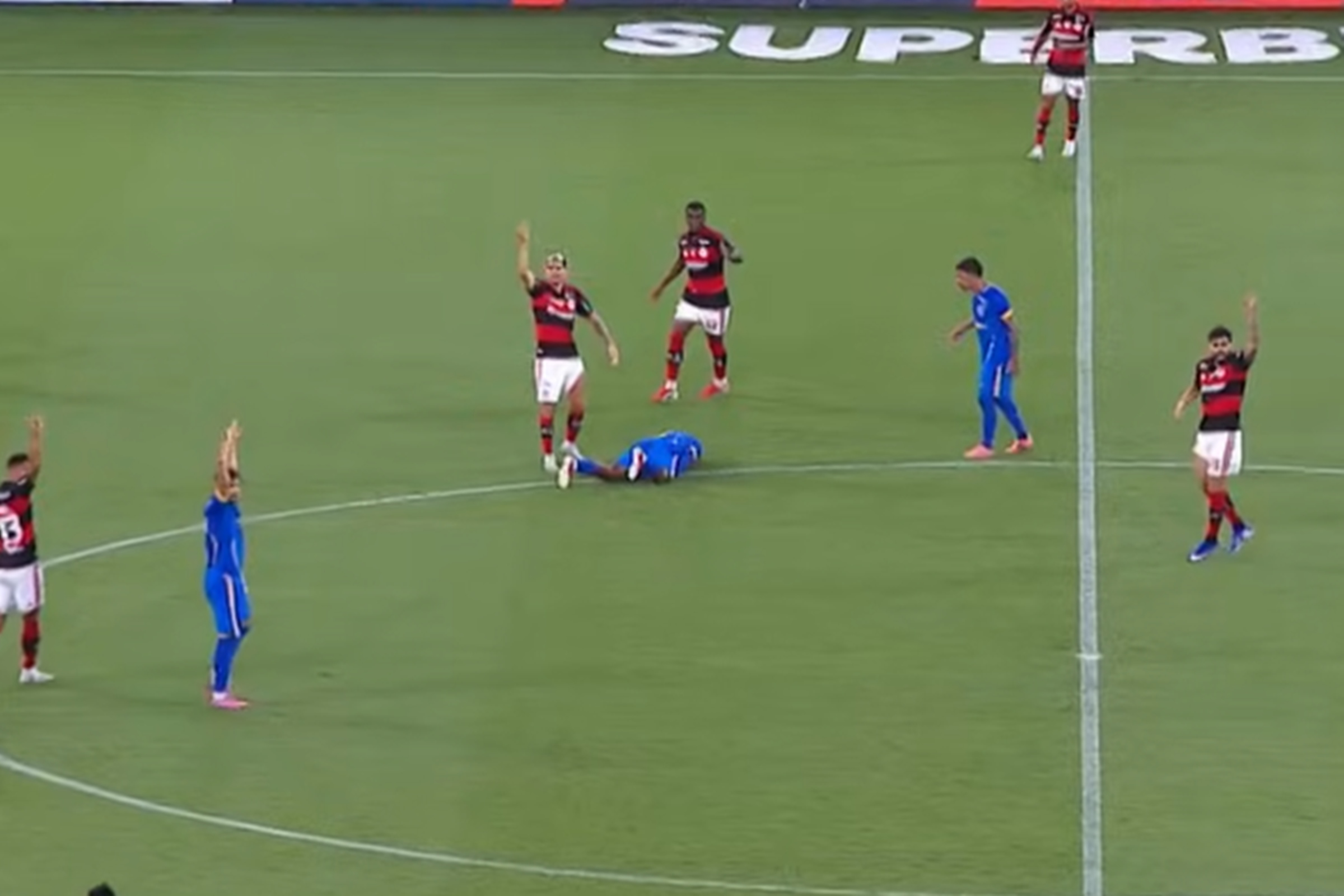 Jogador do Sampaio Corrêa convulsiona em partida contra o Flamengo
