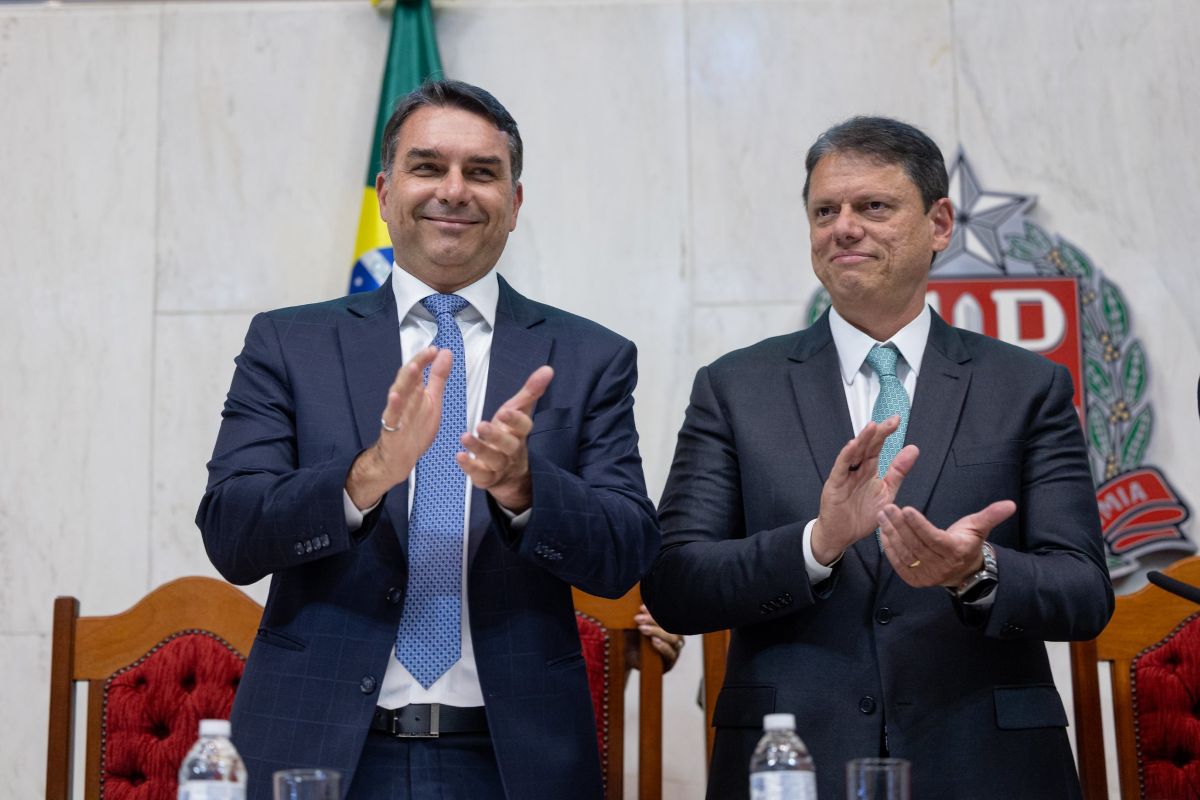 Tarcísio diz que Flávio "vai fazer a diferença" e unir oposição ao PT
