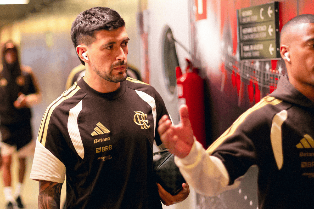 Com Paquetá no banco, Flamengo divulga escalação para duelo da Recopa