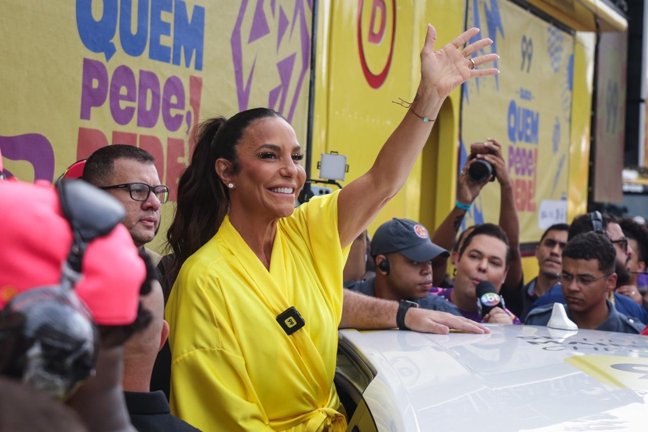 Superlotação faz Ivete parar trio e conduzir público sem cantar em SP