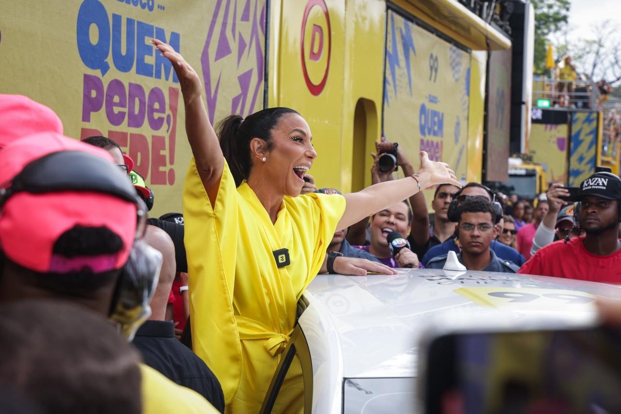 Ivete agitou multidão com hits de décadas em bloco de rua em SP. Veja. Vídeo