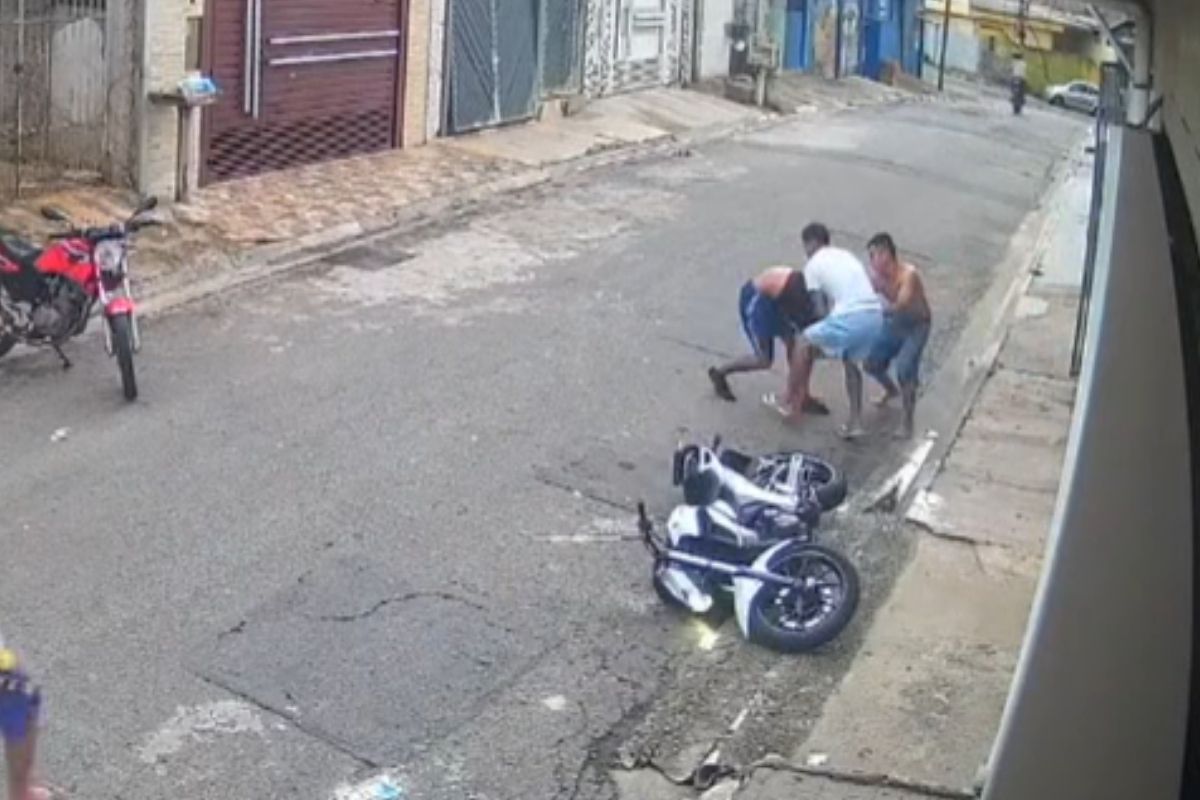 Adolescente é espancado após tentativa de furto a motocicleta em SP. Vídeo