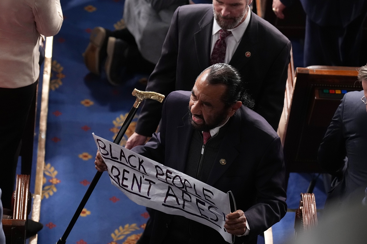 Deputado democrata é expulso do Capitólio após protesto contra Trump