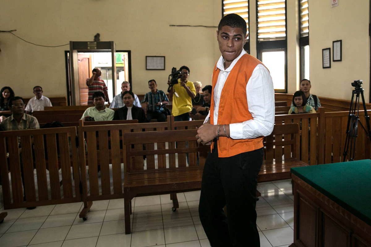 Americano que matou sogra e escondeu corpo em mala é deportado de Bali