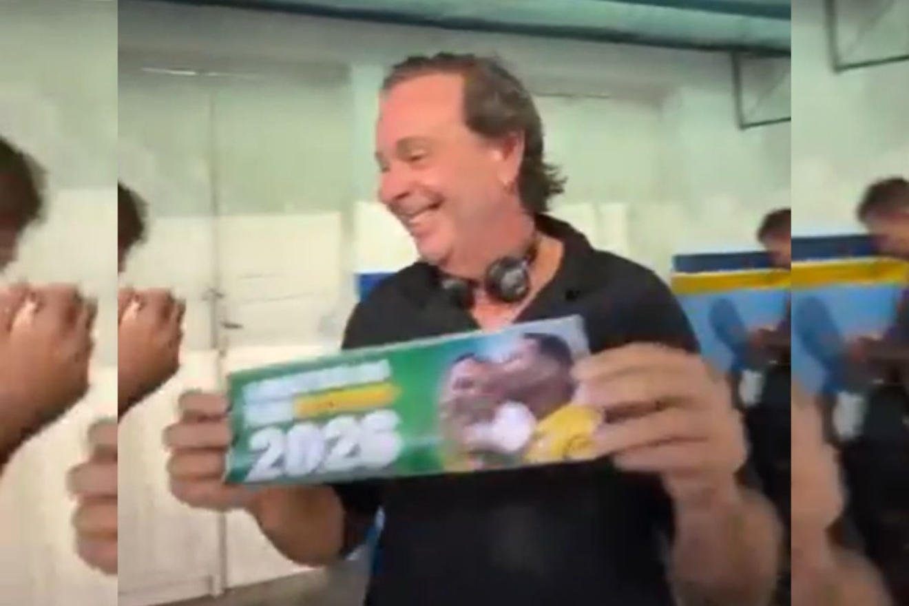Ex-ministro de Bolsonaro distribui adesivos pró-Flávio no Carnaval