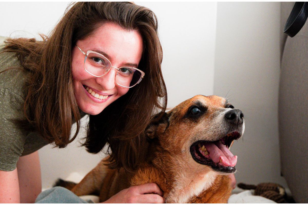 "Amor à 1ª vista", diz mulher que adotou cão mais antigo de abrigo