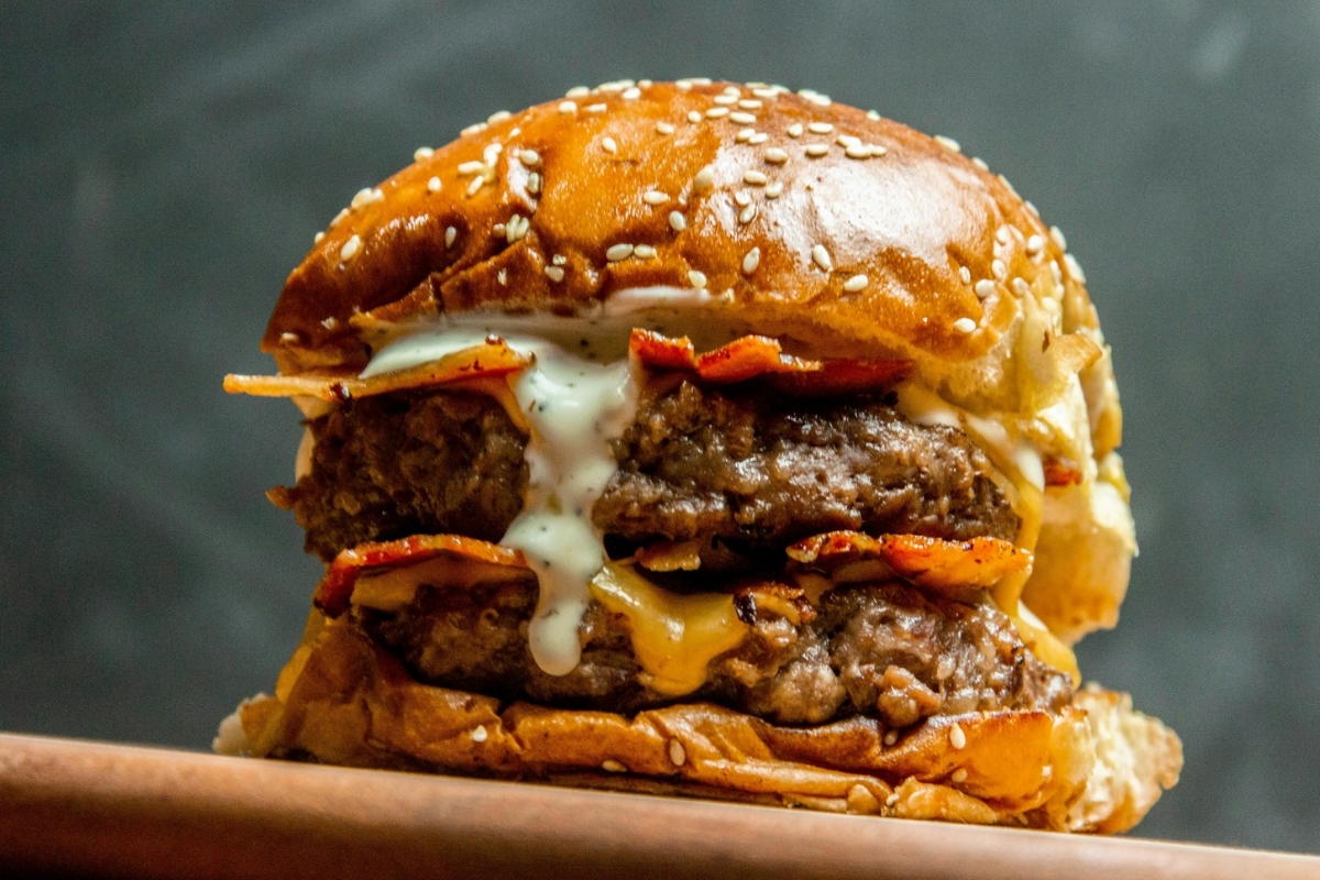 Hambúrguer artesanal na air fryer: truques para não ressecar