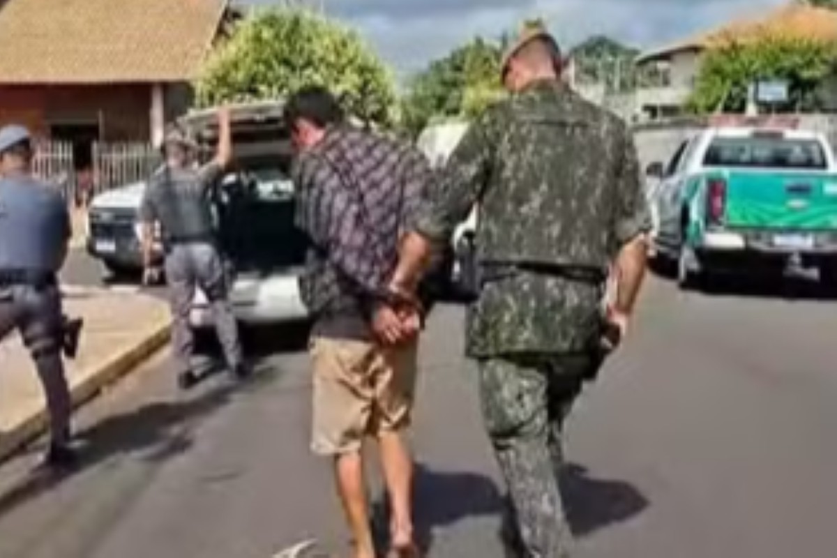 Homem furta carro, foge da polícia, mas é preso após bater em viatura