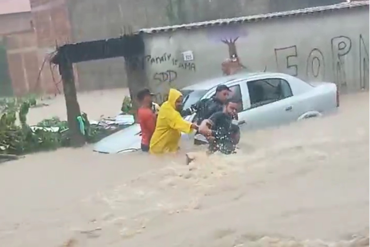 RJ: homem é salvo por corrente humana após ser arrastado por enxurrada. Veja vídeo