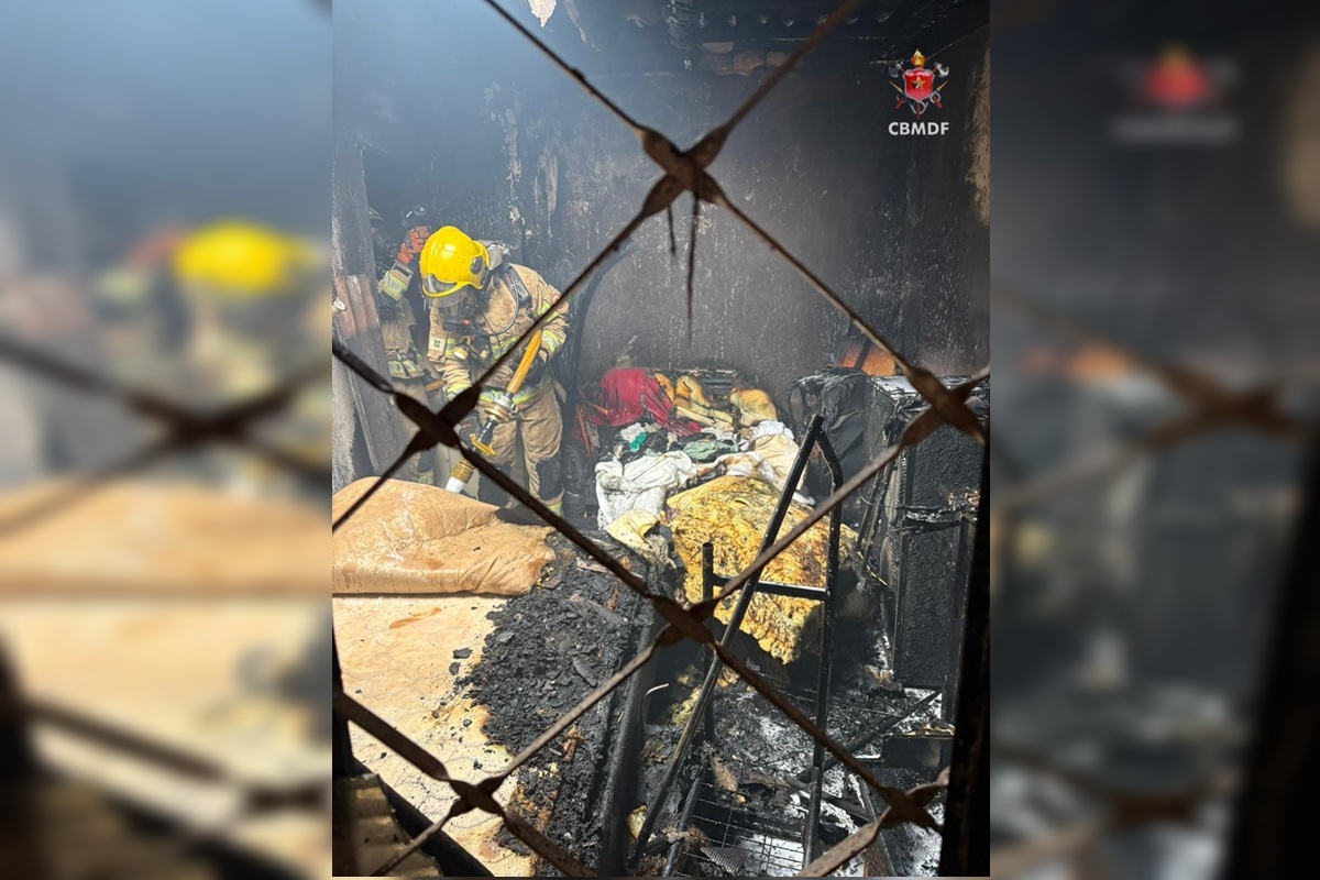 Incêndio destrói quarto de casa no DF e mobiliza bombeiros. Veja vídeo
