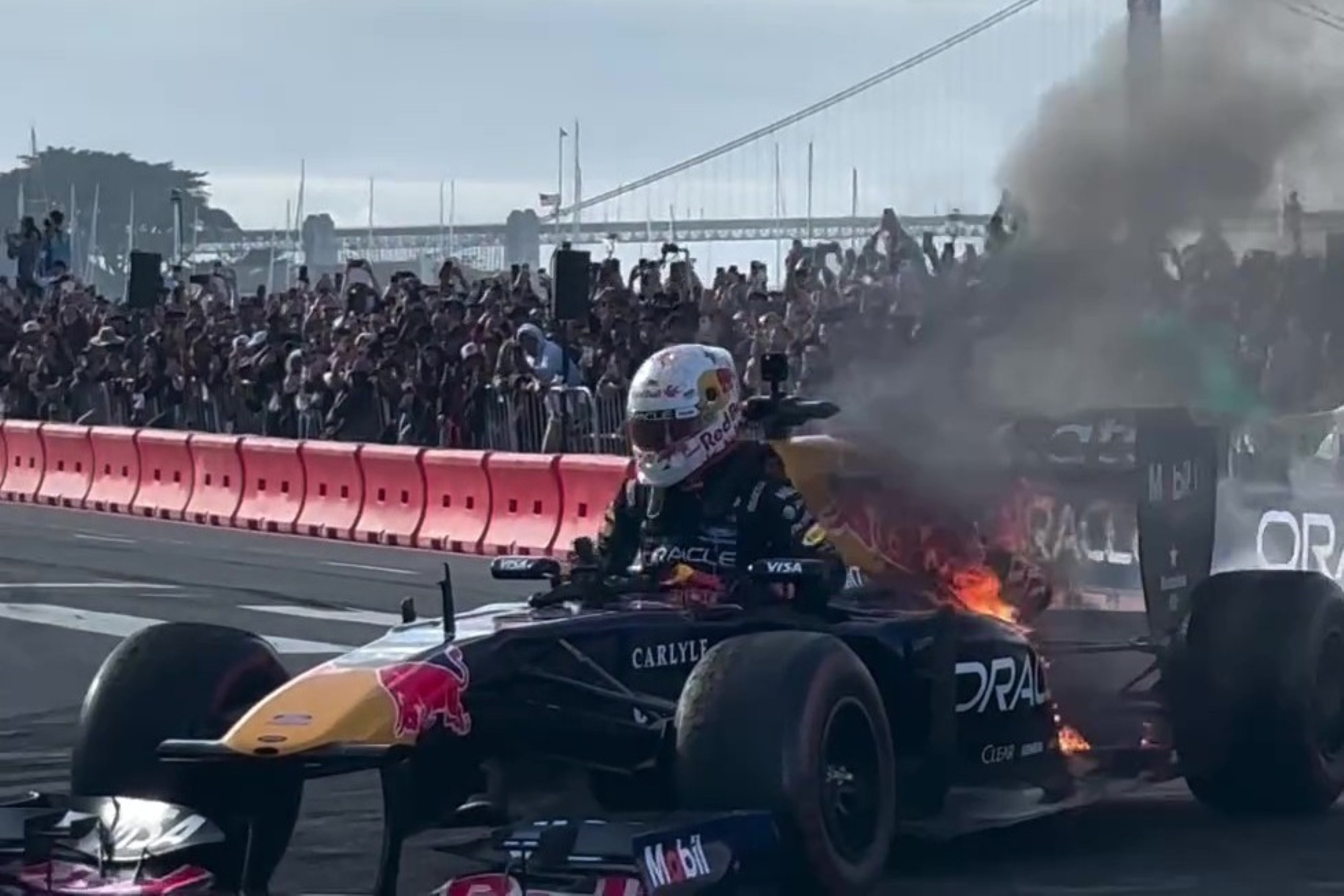 F1: Tsunoda escapa de incêndio em evento da Red Bull Racing. Veja vídeo