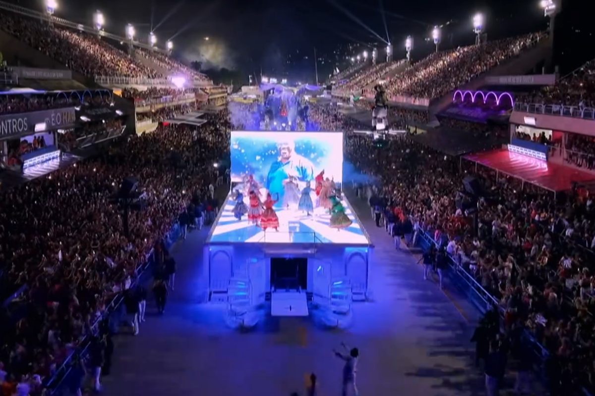 Integrante da Portela "voa" na Sapucaí e impressiona. Veja o vídeo