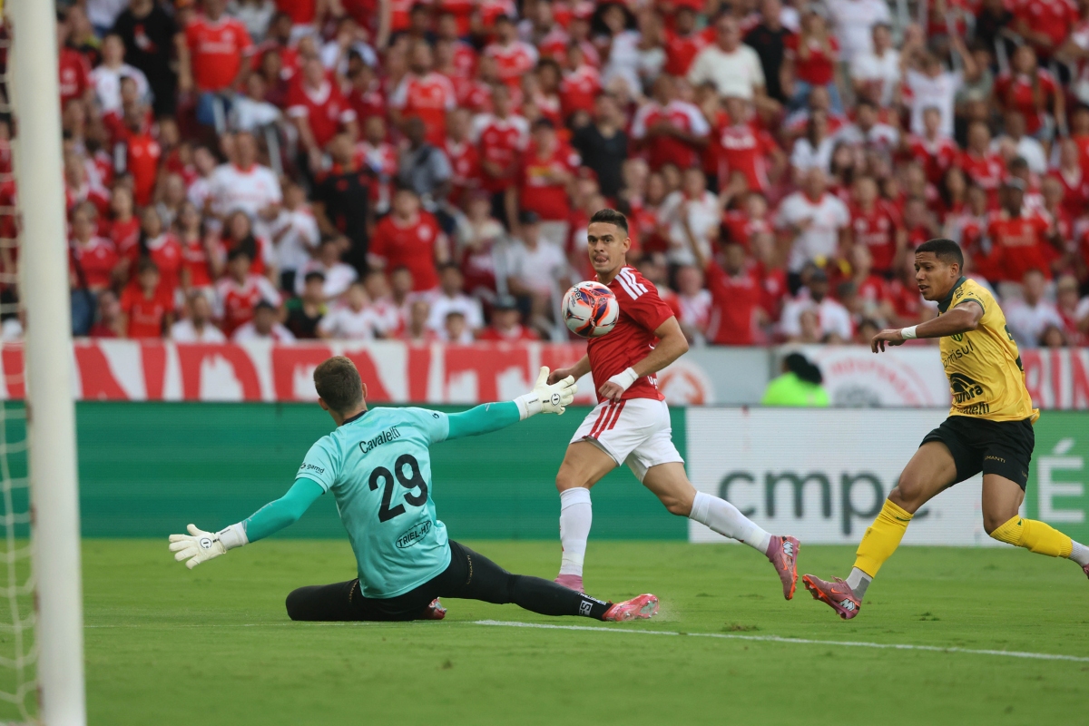 Internacional goleia o Ypiranga por 4 x 0 e avança para a final
