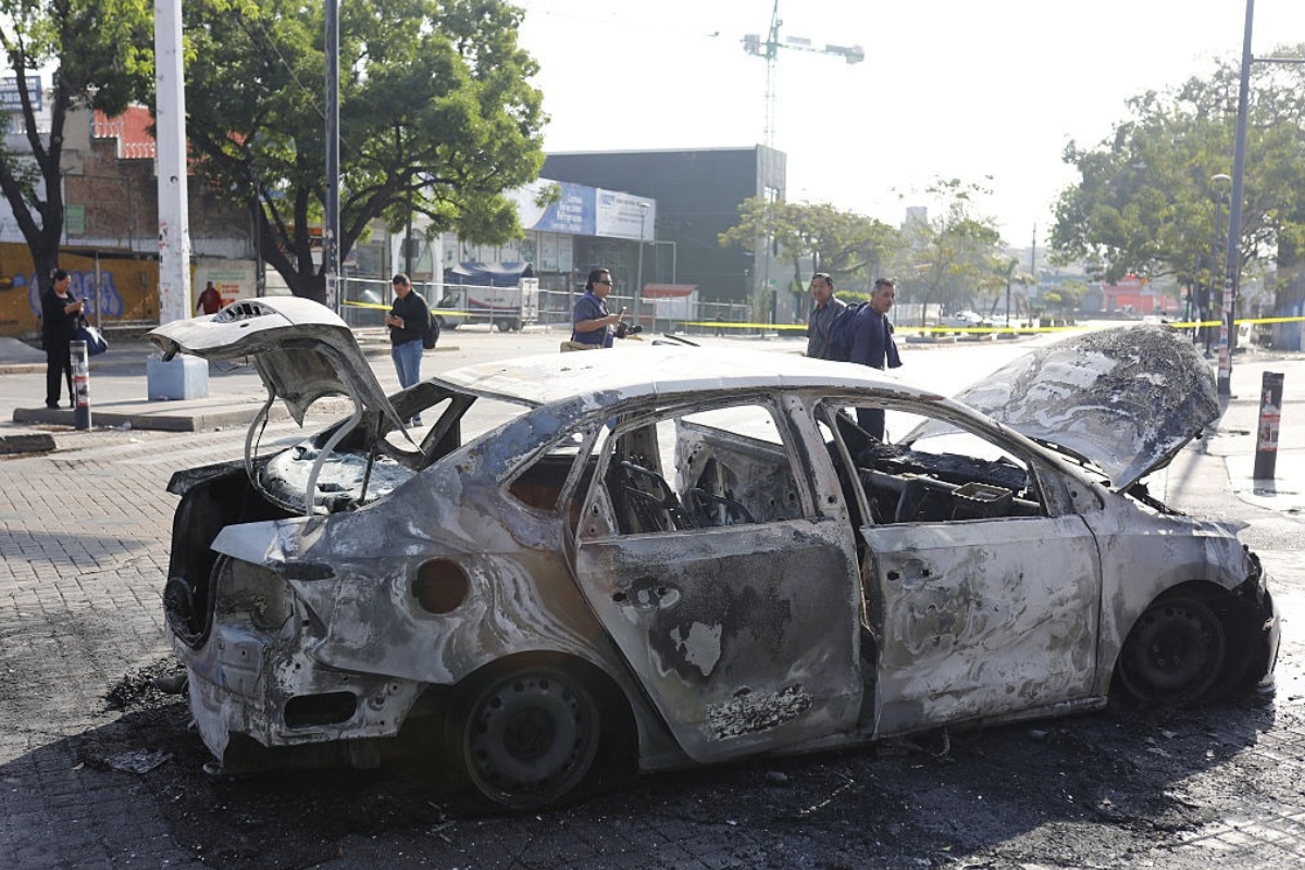 México vive onda de violência após morte do narcotraficante "El Mencho"