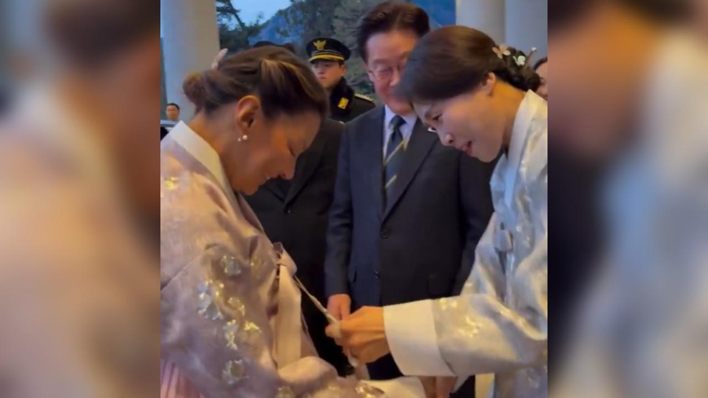 Janja usa traje tradicional da Coreia do Sul e é elogiada por anfitriã