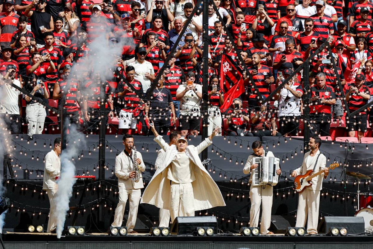 João Gomes agita torcedores antes da disputa do Flamengo e Corinthians