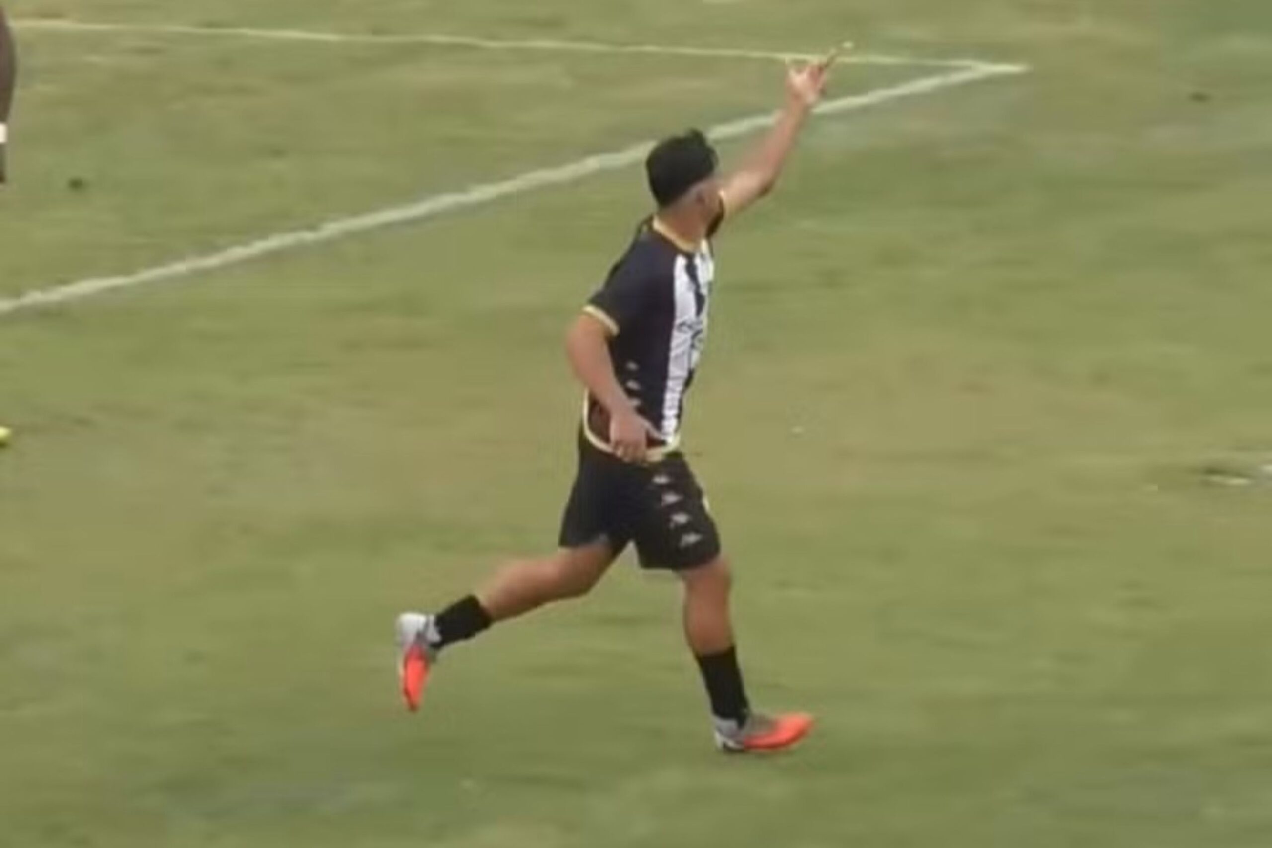 Jogador mostra dedo do meio para própria torcida após gol no Paulistão. Veja vídeo