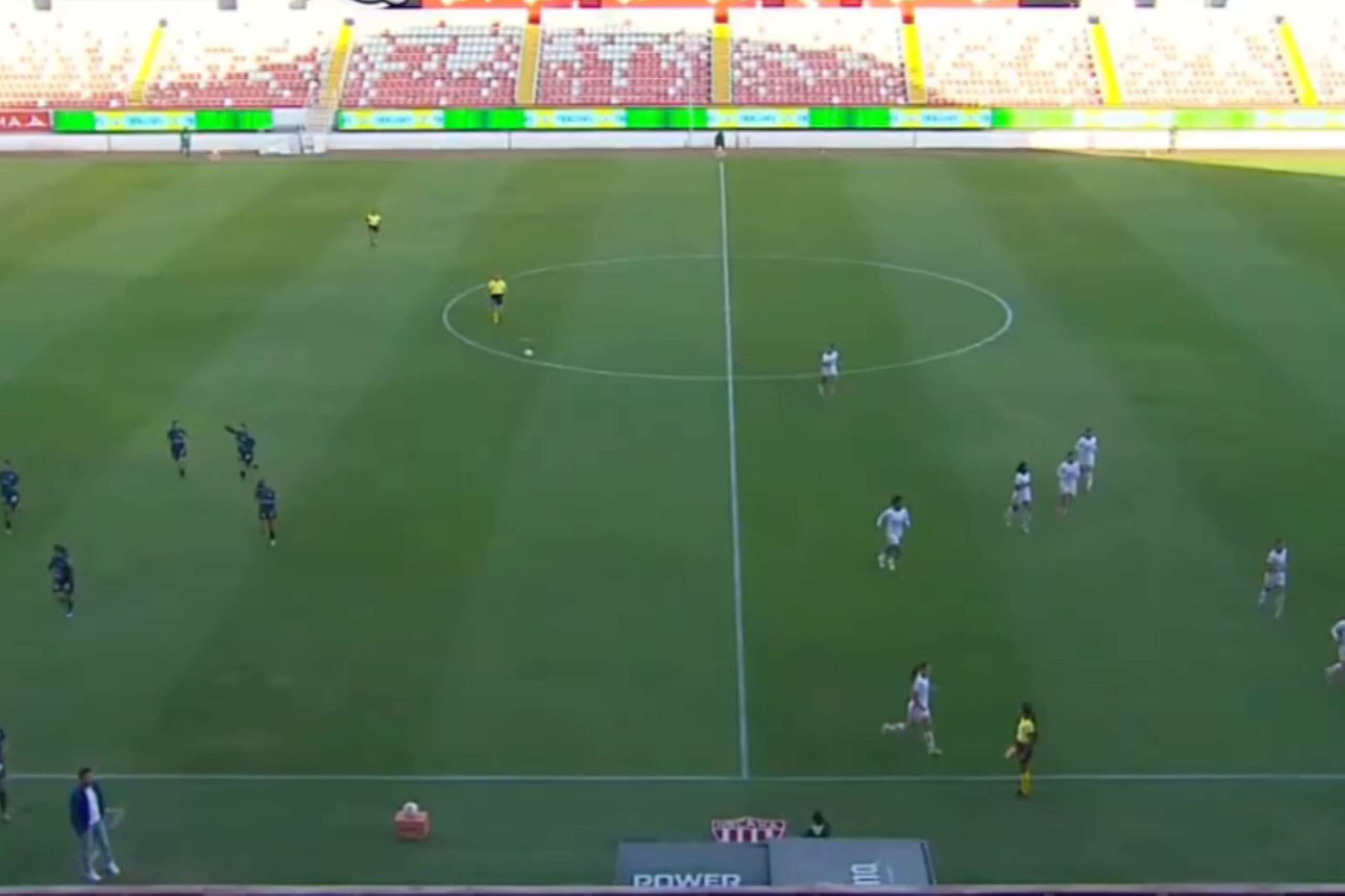 Times mexicanos fogem do gramado ao ouvirem sons de bombas no estádio. Veja vídeo