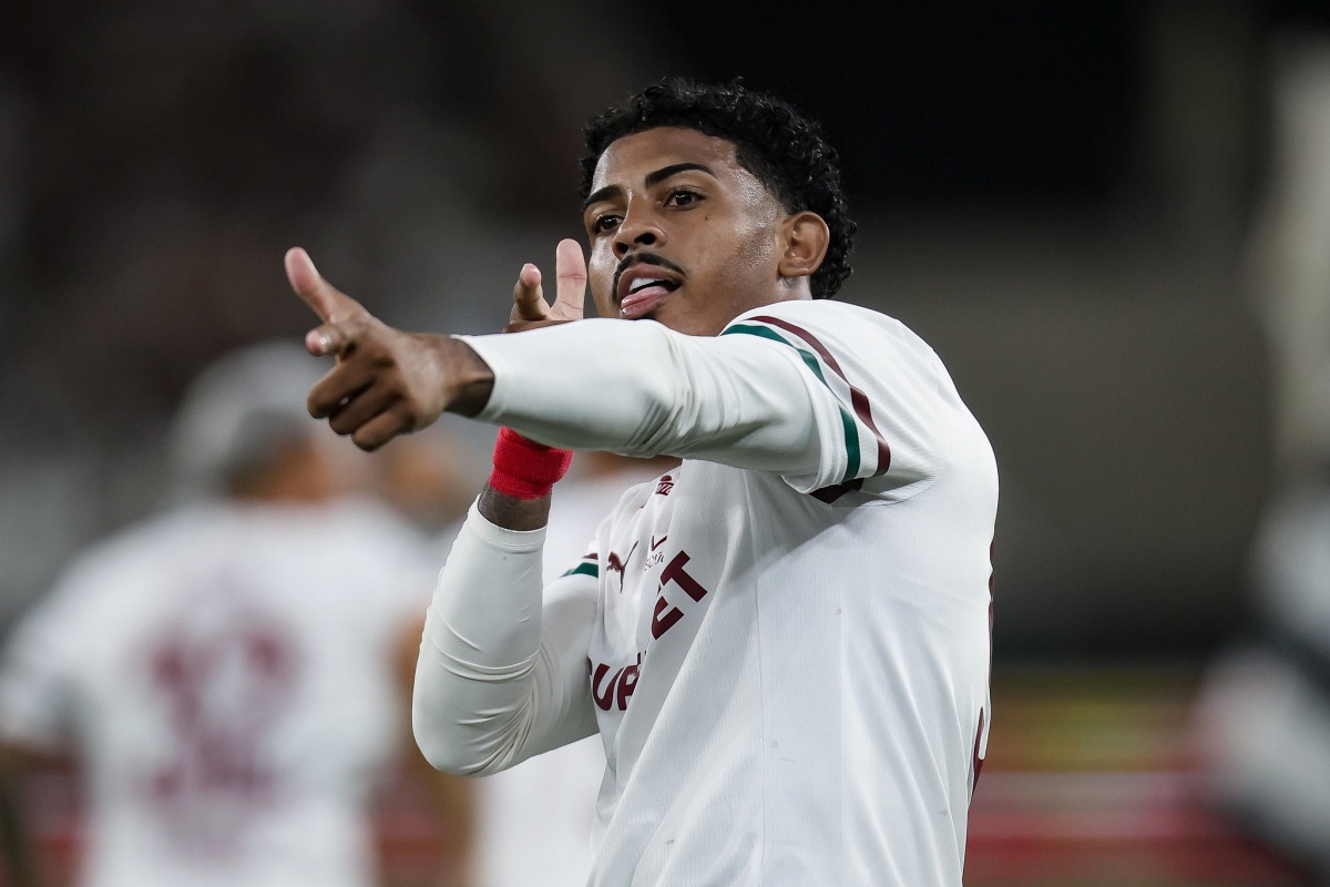 John Kennedy marca, Fluminense bate Botafogo e avança no Cariocão