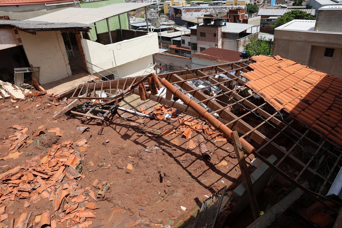 Minas tem sexta-feira (27) de mais chuva; mortos em tragédia já são 64