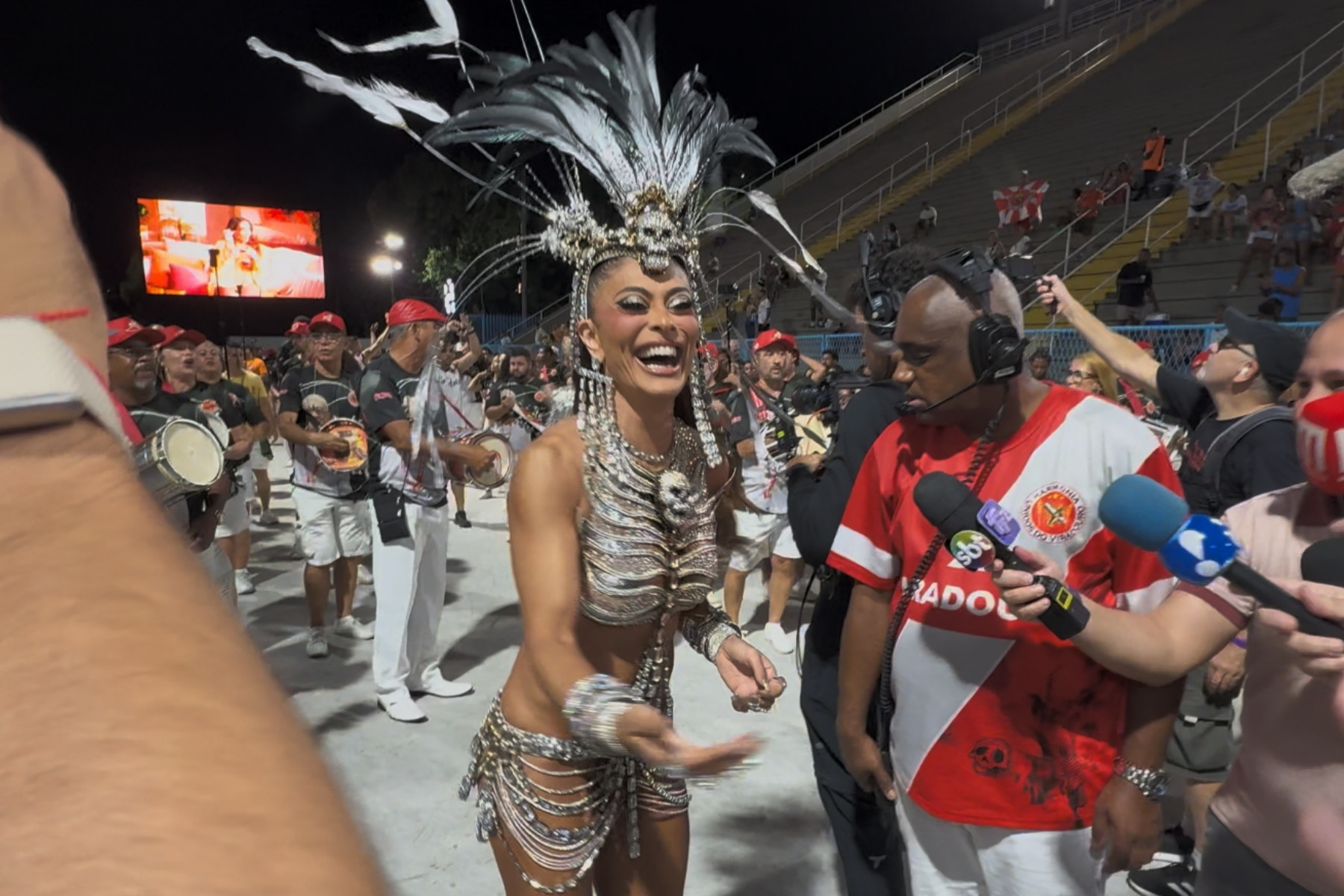 Juliana Paes causa alvoroço ao chegar à Sapucaí em ensaio da Viradouro