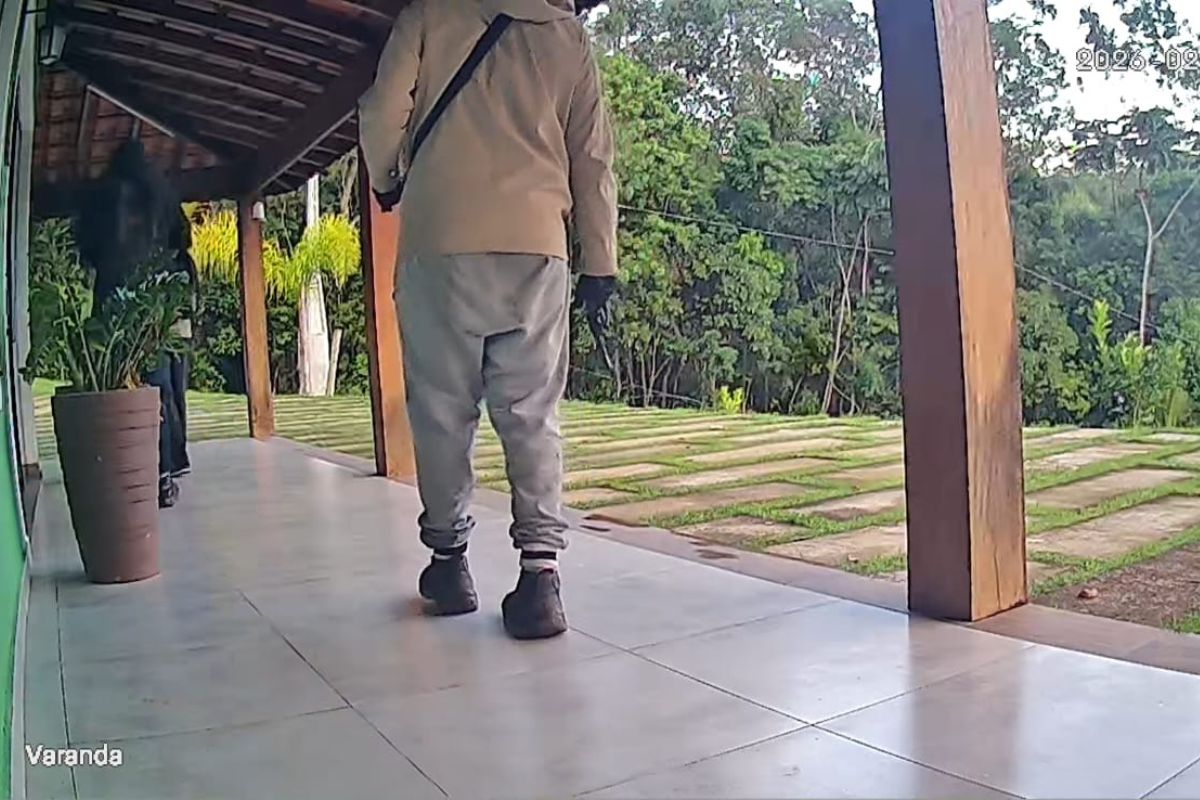 Quadrilha fortemente armada invade condomínio de casas em Guararema. Veja vídeo