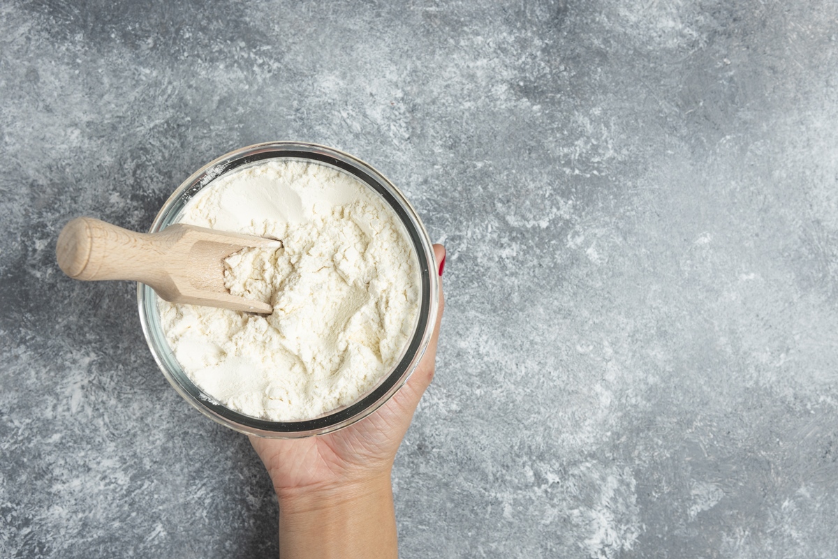 Leite em pó pode substituir o whey protein? Nutricionistas explicam