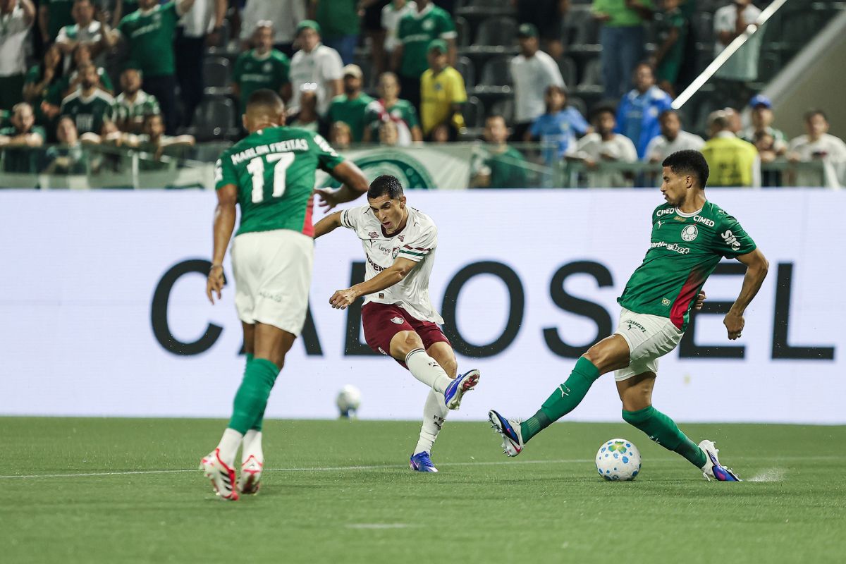 Palmeiras vence Fluminense e se mantém na liderança do Brasileirão