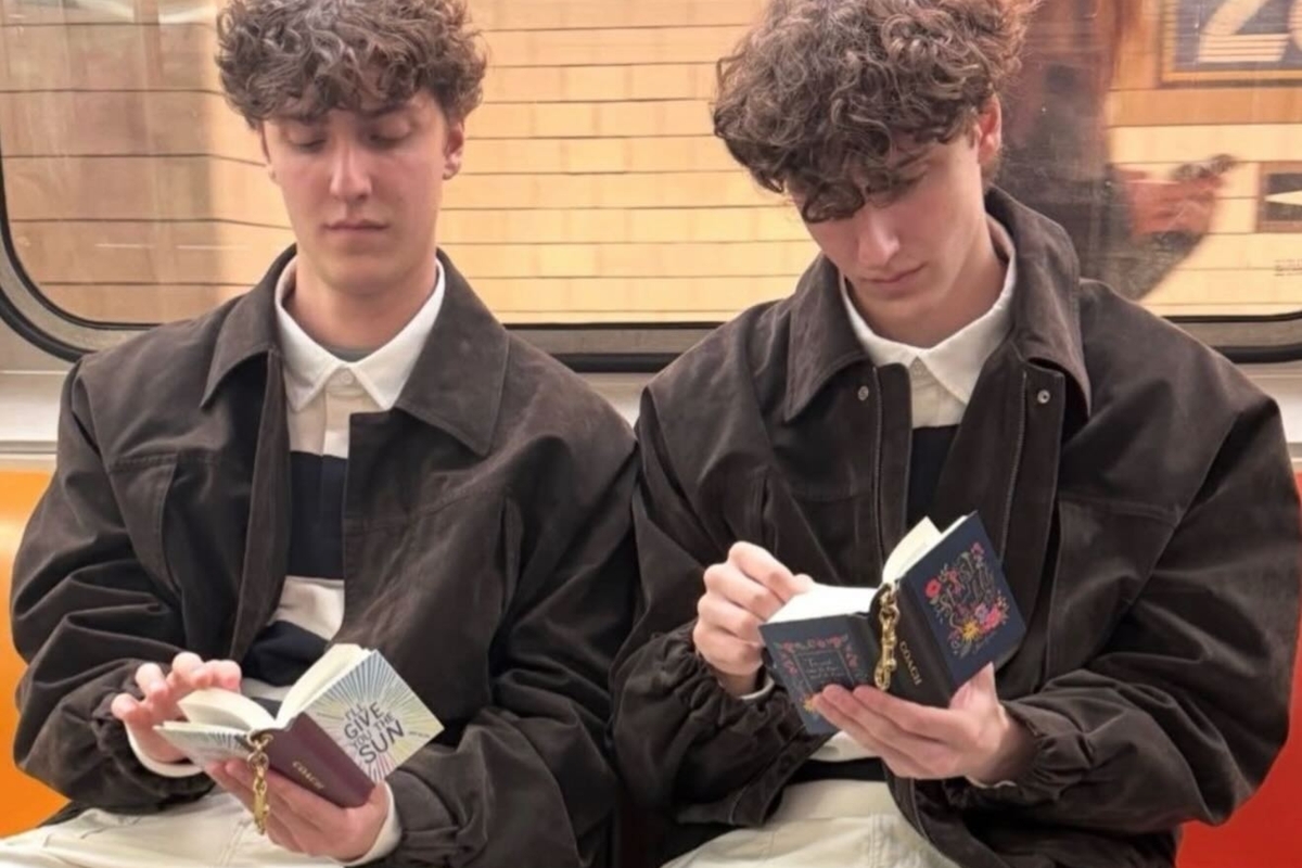 Livros em miniatura viram chaveiros em lançamento de moda e literatura