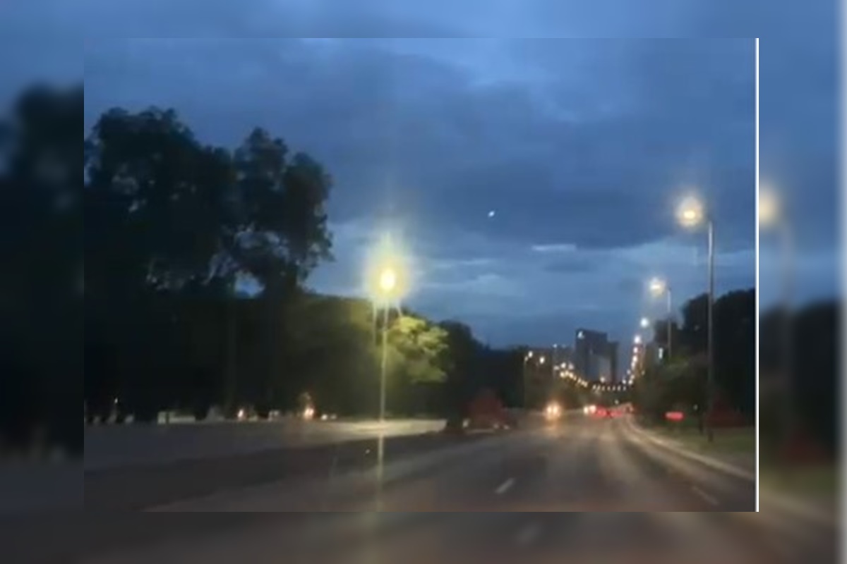 Pisca-pisca no Eixão: luzes de postes oscilam na principal via da Asa Norte. Veja vídeo