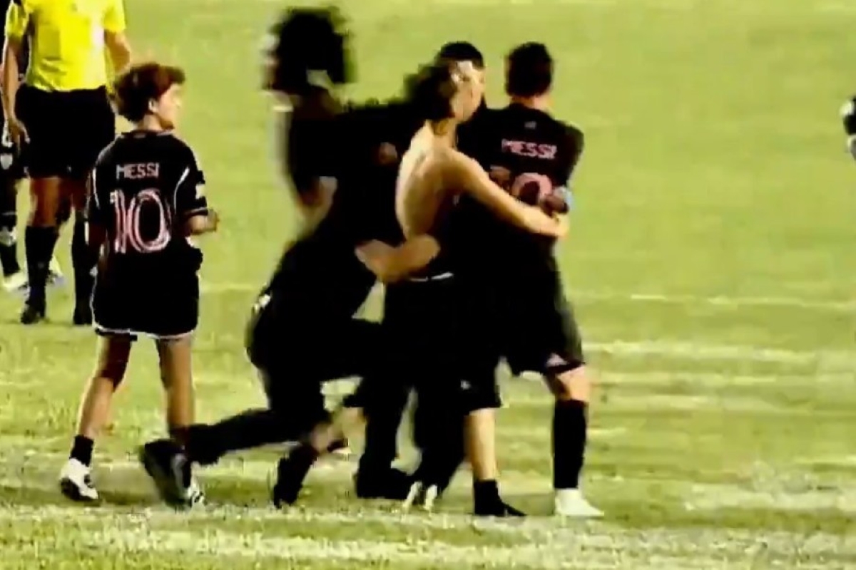Torcedores invadem campo e derrubam Messi em amistoso do Inter Miami. Veja vídeo