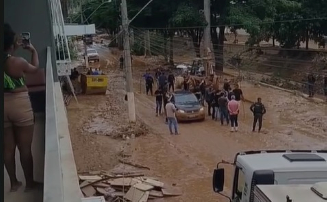 Nikolas é criticado por bloquear rua alagada em MG para fazer gravação. Vídeo