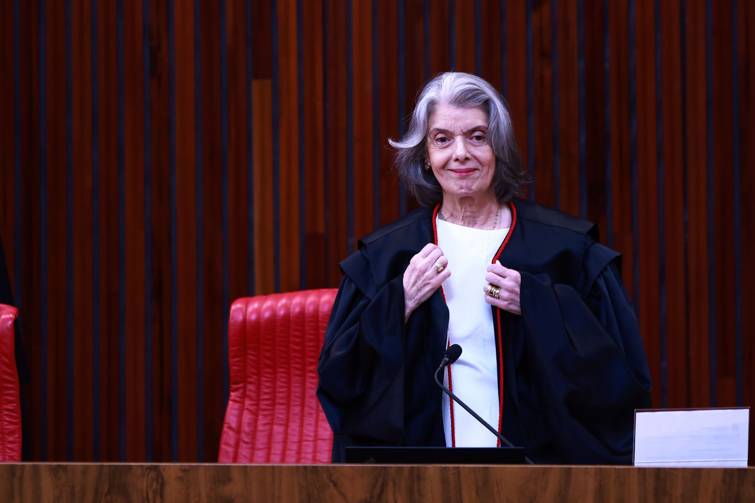 "Não há democracia sem Judiciário independente", diz Cármen no TSE