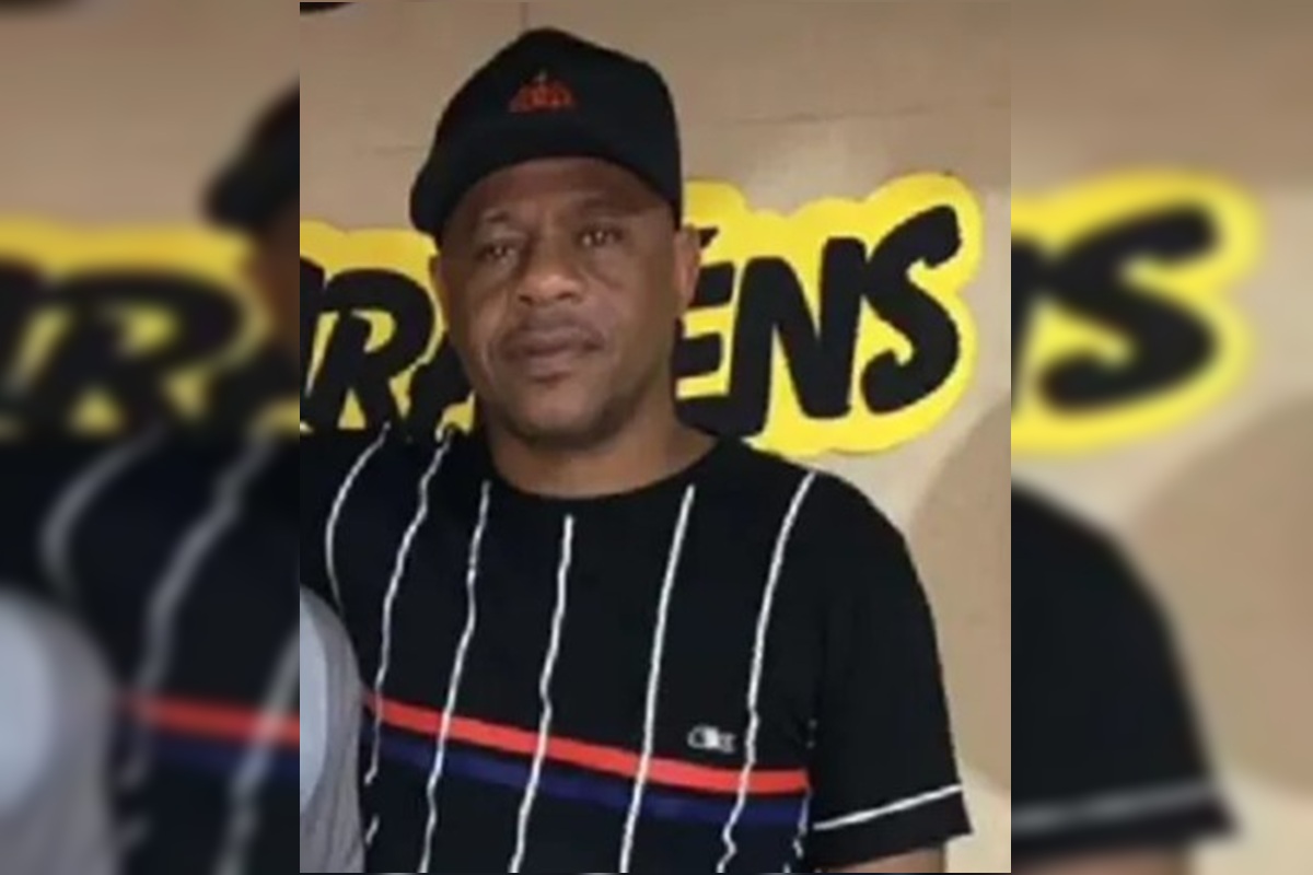 Miliciano aliado ao CV é morto com tiros na cabeça, sentado no sofá